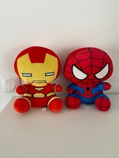 Lot de 2 Peluches Marvel – Iron Man & Spider-Man – 25 cm