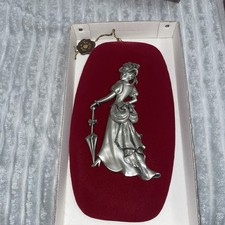 Cadre tableau estampillé et signé femme Chic  étains du prince