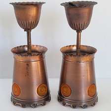 PAIRE DE SUSPENSIONS VINTAGE 1970 BRUTALISTES EN CUIVRE & PLASTIQUE ORANGE 70S