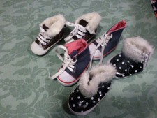  lot==bébé ou poupon collin ,bella, gégé,famosa. chaussures tennis etc...