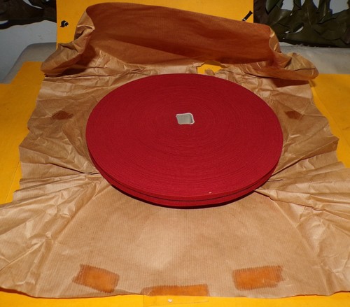 Rouleau galon rouge avec - de,