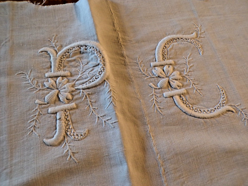 Monogramme brodé sur lin - monogramme,