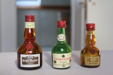 Lot de trois mignonnettes descellées : Grand Marnier, Courvoisier.