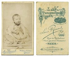 CDV Bébé assis sur coussin