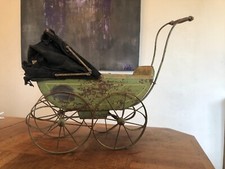TRÈS ANCIEN PETIT LANDAU POUR POUPÉE EN BOIS CARÉNÉ EN MÉTAL, A RESTAURER