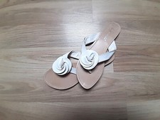 Chaussures tong , blanches ,fantaisies , fleur. T39/40