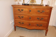 COMMODE EN MERISIER 3 TIROIRS STYLE LOUIS XV  DU  XXe