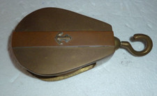 poulie d'accastillage en laiton et cuivre présentée dans sa boite en bois, déco