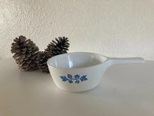 26⚜️ Ancienne Casserole Blanche Décor Fleur Bleu Pyroflam Diamètre 14 Cm Vintage