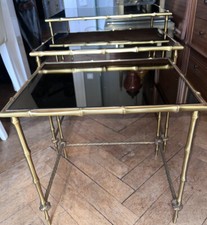 Maison Bagues :  Table gigogne en laiton doré, bambou et plateaux en miroir