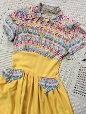 Petite robe vintage années 40 jaune rayonne et imprimé floral décolleté à lacets