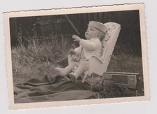 photo ancienne ?️ bébé radio fauteuil années 1950 extérieur