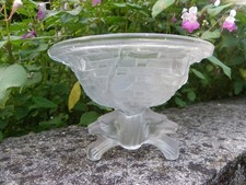 COUPE EN VERRE MOULÉ - PIED TRIPODE TÊTES DE CHIEN EXTÉRIEUR EN VERRE DÉPOLI