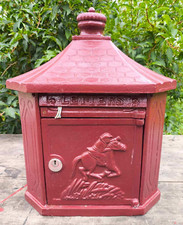 Ancienne boîte à lettres murale en fonte coloris bordeaux 2 clés