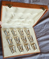 Coffret de 12 timbales à liqueur en argent massif et vermeil modèle style empire