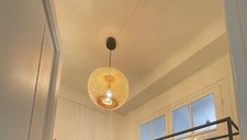 luminaire suspension beige avec ampoule 