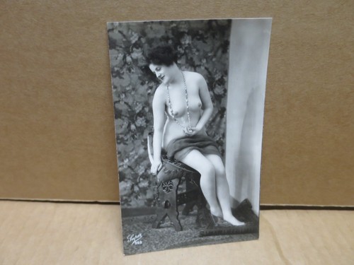 Carte postale femme assise - carte,