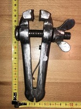 etau outil ancien étau de serrage à mains ( réf N°8  )