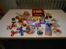 lot de jeux dames-osselets-casse tete-toupies ect.....voir photos