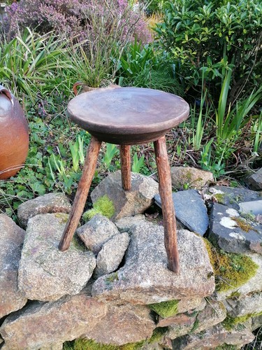 Tabouret traite tripode en - tripode,