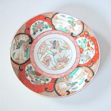 Japon. Arita. Assiette en porcelaine à décor de fleurs et paysages, XIXe