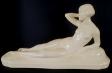 Ancienne faience art déco de Sarreguemines, femme nue allongée, circa 1925.