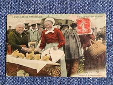 Belle Cpa 50 - Sur le Marché - La Marchande de "Cornus"