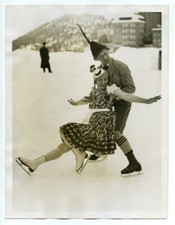 Danse tyrolienne sur la patinoire de Saint-Moritz. 1936. Patinage. Suisse.