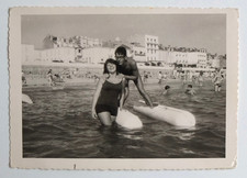 Scène plage mer  les sables étrange bateau - Photo vintage snapshot 1962