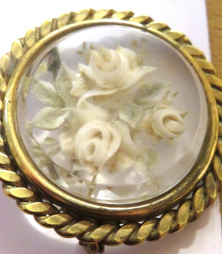 Broche ancienne lucite gravée - broche,
