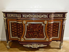 Un buffet style Louis XV avec marbre blanc, orné de bronze, et plusieurs tiroirs