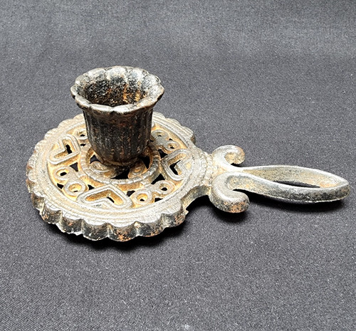 Bougeoir ancien fonte à - -,