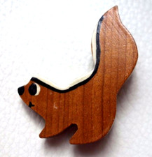 BROCHE en bois Mouffette