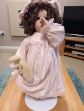 Poupée moderne en porcelaine