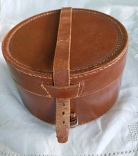 Ancienne boite en cuir avec 2