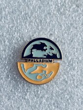Pin’s Palladium globe terrestre planète marque chaussure mode shoes pin pin
