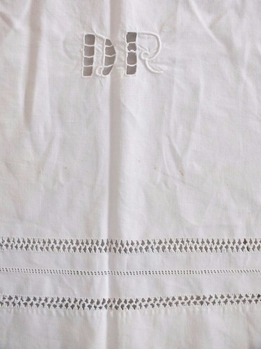 Ancien grand drap brodé - +,