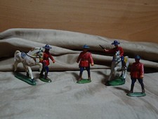 Starlux en plastique  -4 Soldats Police Montée Canadienne  plastique-+ 2 Chevaux