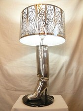 Lampe-Botte de femme   -  "Signée"  -   Métal Aluminium  -   Années 80