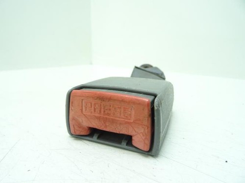 Attache ceinture arriere droit