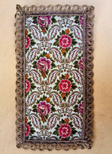 Napperon brodé à fils dorés