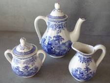 Cafetière, sucrier, pot à