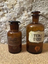 2 Flacons Anciens d’Apothicaire en Verre Ambré – Étiquettes d’Origine