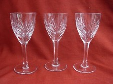 ST LOUIS ,CHANTILLY,SERIE DE 3 VERRES A VIN EN CRISTAL TAILLE .