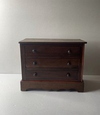 Petite commode en acajou 