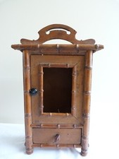 Armoire de poupée en pin