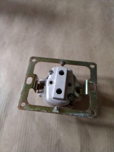 Prise 220 volts poles - volts, 2