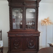 ancien vaisselier vitré (XXème siècle) marron en bois massif avec sculptures 