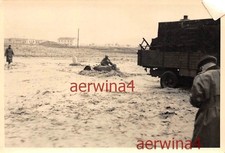 Un camion remorque un attelage