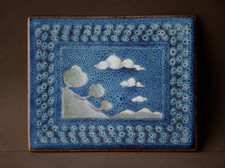   Carreau bleu en grès ,pièce unique signée ,décor paysage de montagne et nuages